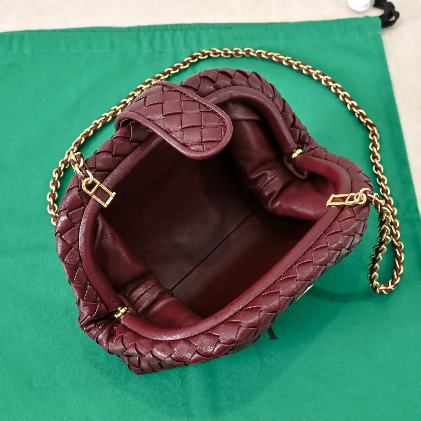 Batch 1880 BOTTEGA VENETA LAUREN 1980 small clutch bag is new! The small size that many people are squatting on is finally here. The self-adjustable zipper is a highlight of this bag. After being removed, it can be used as a handbag for important occasions. One bag unlocks two carrying methods at the same time. It is practical and has a unique sense of structure and beautiful lines. It is more elegant than a small cloud. It is a tribute to the classics and the pursuit of modernity. Style number: 4038 Size: 27*15*8cm